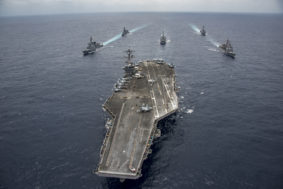 La portaerei classe Nimitz Carl Vinson nel mar delle Filippine durante le manovre congiunta con la marina giapponese. In formazione, gli incrociatori giapponesi Ashigara e Samidare, i cacciatorpediniere lanciamissili classe Arleigh Burke Michael Murphy, Wayne E. Meyer, e l’incrociatore lanciamissili classe Ticonderoga, Lake Champlain (photo U.S. Navy/Specialist 2nd Class Z.A. Landers)