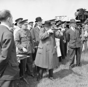 Winston Churchill prova lo sten (foto Imperial War Museum)