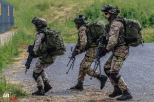 GERMOGLI PH: 21 MAGGIO 2018 VITERBO ESERCITAZIONE COMPLEX AVIATION EXERCISE CSEX I 2018 AVIAZIONE DELL' ESERCITO ITALIANO FANTERIA AEREOMOBILE MINISTERO DELLA DIFESA SOLDATI MILITARI ARMI ARMAMENTI STRADE SICURE ELICOTTERI